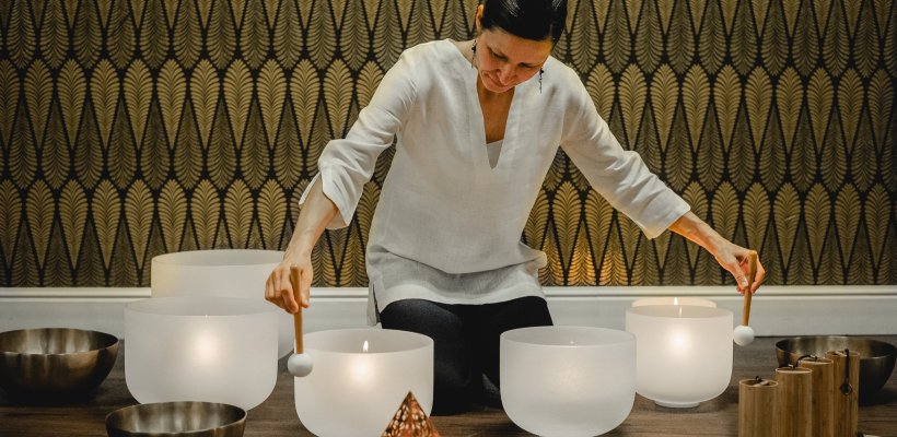 Relaksacyjna sesja dźwiękowa mis kryształowych