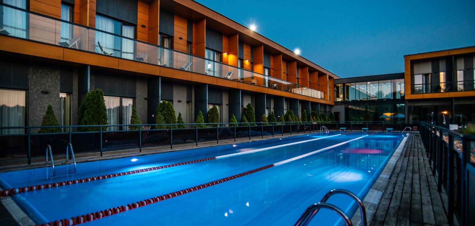 Sportowy basen zewnętrzny 