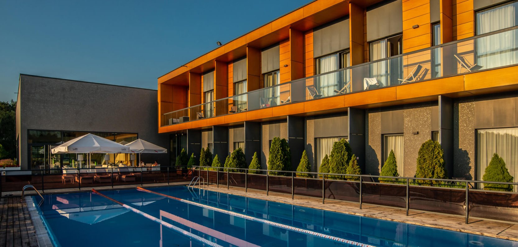 Sportowy basen zewnętrzny 