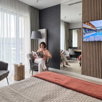 Komfortowe noclegi w SPA pod Warszawą – Pokoje i apartamenty z widokiem na las i basen w Hotelu BoniFaCio