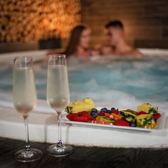 Romantyczny pobyt w Hotelu - dlaczego to idealny pomysł na wspólne spędzenie czasu?