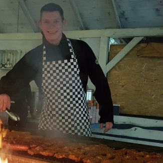 Pomaganie przez… grillowanie