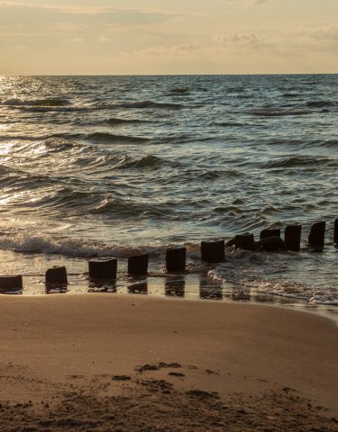Jakość snu na wakacjach – dlaczego śpimy lepiej nad morzem