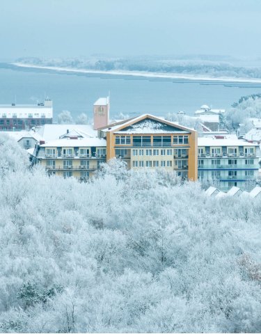 Zima nad morzem – poznaj szereg korzyści z urlopu poza głównym szlakiem