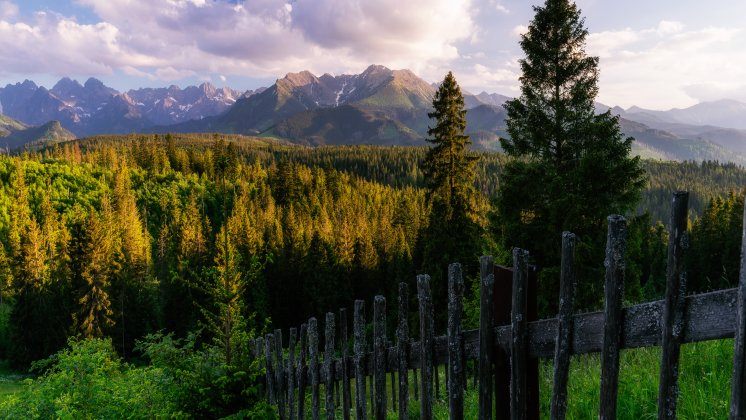 Jak uniknąć kolejek i tłoku w Tatrach? Poznaj niezawodne sposoby na wypoczynek bez tłum&oacute;w