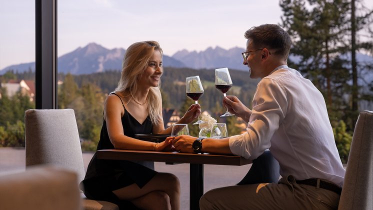 Romantyczna kolacja przy świecach w g&oacute;rach? Znakomite jedzenie ze spektakularnym widokiem!