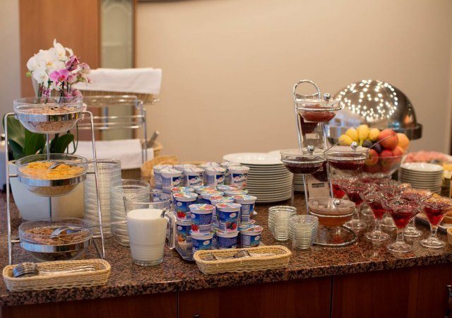 Szwedzki stół ze śniadaniem