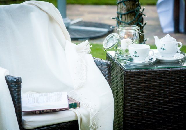 Stolik kawowy w ogrodzie Hotelu Santin