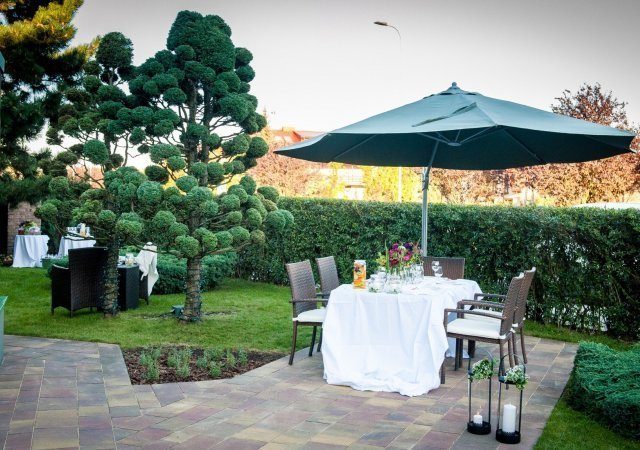 Stół restauracyjny w ogrodzie