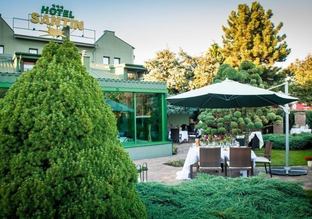 Ogród przed Hotelem Santin