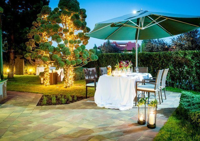 Klimatyczny stół restauracyjny w ogrodzie