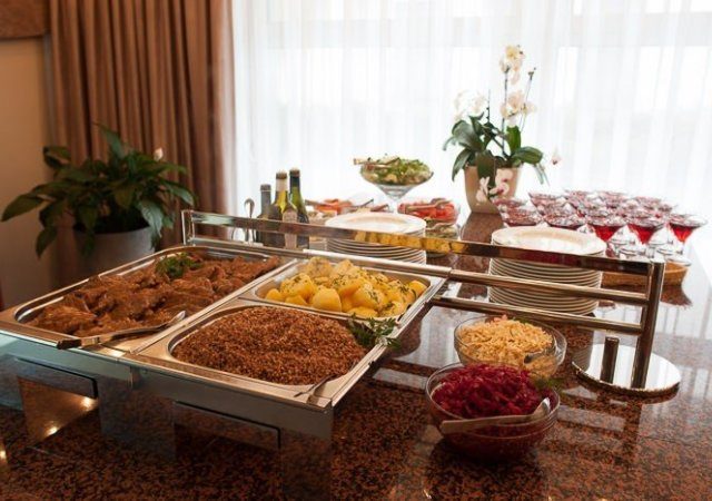 Pyszne dania na szwedzkim stole