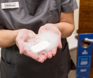 Hilton rozszerza swój program odzysku mydła, wspierając lokalne społeczności