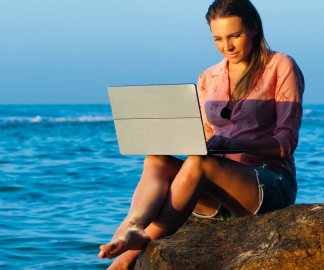 Home office z widokiem na morze