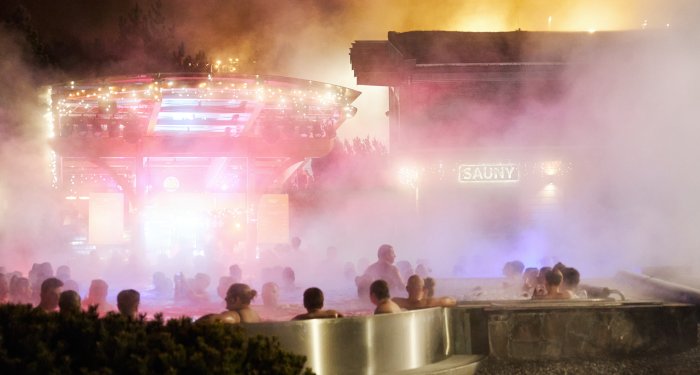 Sylwester w górach 2025 - odkryj magię Podhala oraz gorących źródeł podczas Neon Vibes w Termie Bania