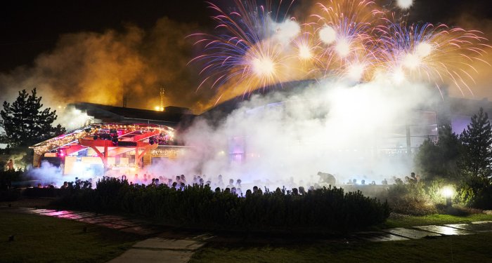 Neon Vibes – Silvester v Termách Bania! 