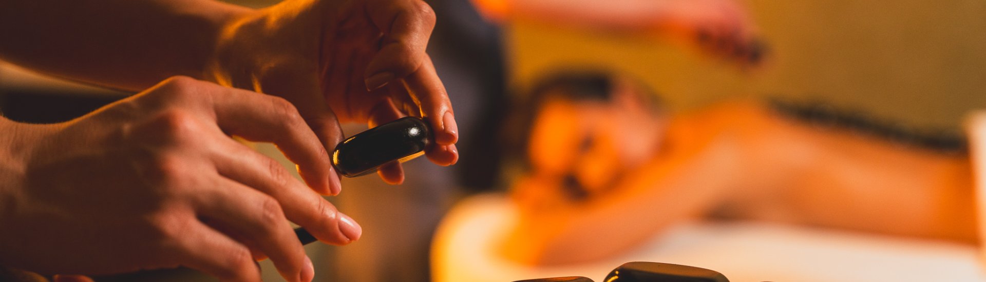 Masaż gorącymi kamieniami – kiedy jest zalecany, a kiedy unikać?