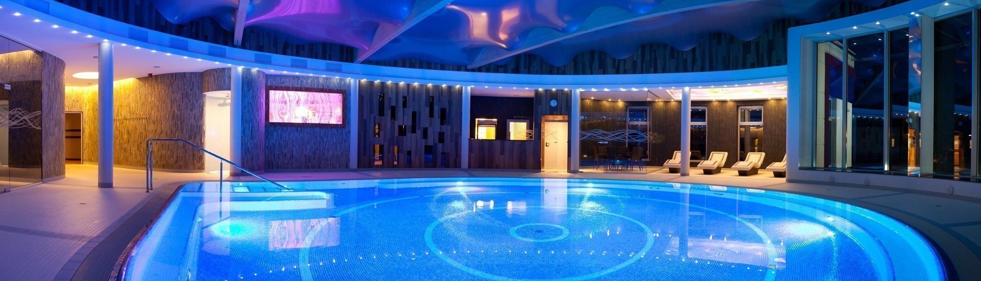 Hotel z basenem krytym nad morzem w klimacie Morza Martwego