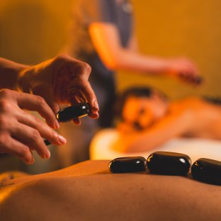 Masaż gorącymi kamieniami – kiedy jest zalecany, a kiedy unikać?