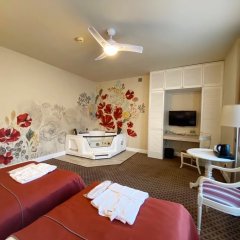 Hotel with a jacuzzi in the room? Be our guest!