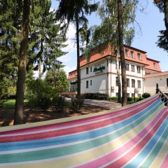 Integracja w hotelu na świeżym powietrzu. Firmowy grill lub ognisko z muzyką w tle