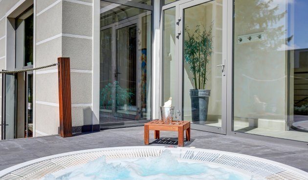 Hotel with a jacuzzi in the room? Be our guest!