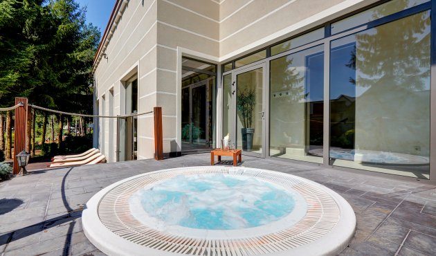 Hotel with a jacuzzi in the room? Be our guest!