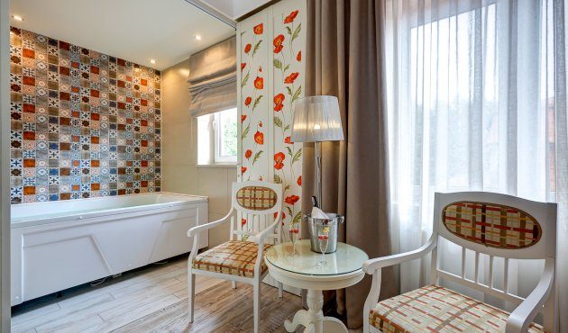 Hotel with a jacuzzi in the room? Be our guest!