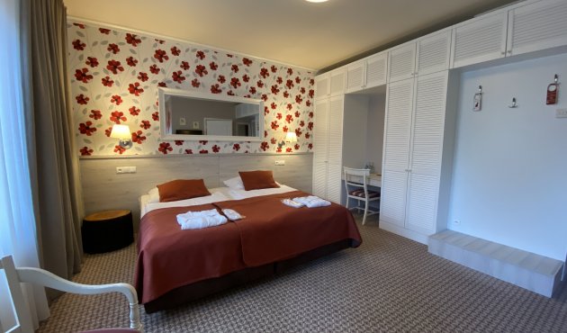 Hotel with a jacuzzi in the room? Be our guest!