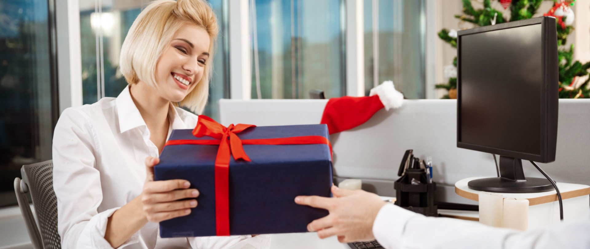 Prezenty dla pracowników – jak wybrać elegancki i oryginalny upominek firmowy?