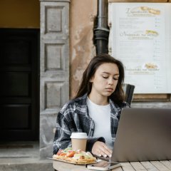Gdzie Zjeść w Warszawie: Przewodnik po Najlepszych Restauracjach i Kawiarniach