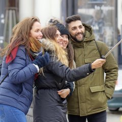 Jak będą podróżować młodzi w 2025 roku? Kluczowe trendy dla hoteli i organizatorów wydarzeń