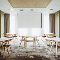 Sale konferencyjne w Warszawie – gdzie zorganizować konferencję w 2025 roku?