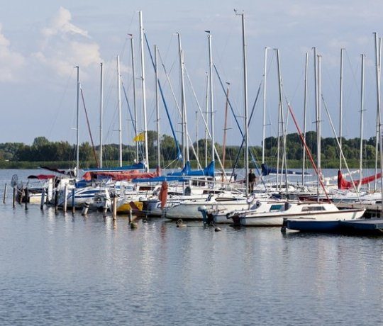 Przystań Jachtowa przy jeziorze Jamno