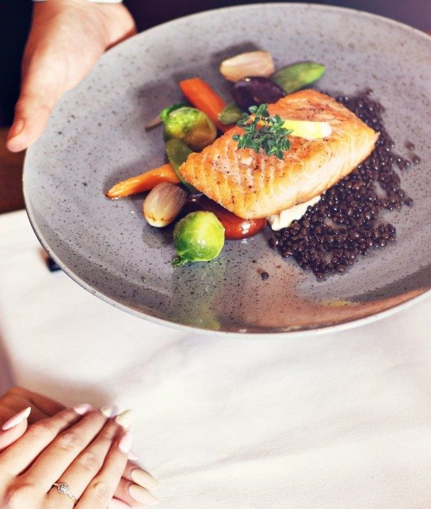 <p>Die intime Atmosphäre<br />
unserer beiden Restaurants<br />
schafft das perfekte Klima<br />
für Treffen mit Familie<br />
und Freunden.</p>
