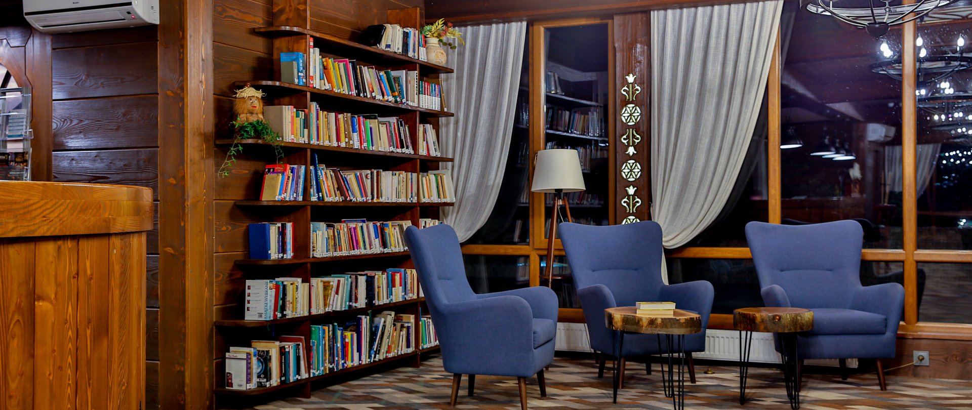 Hotel library