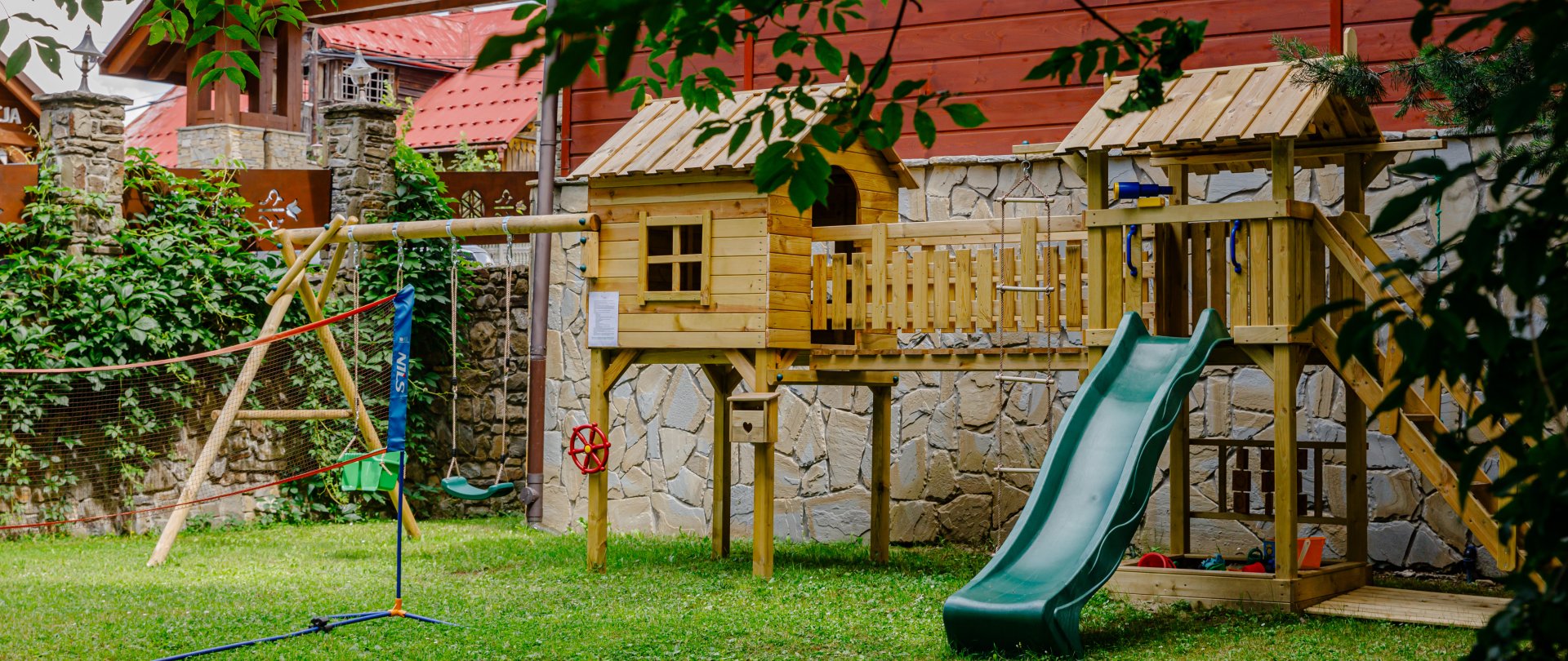 Spielplatz (Schaukel, Rutsche, Trampolin)