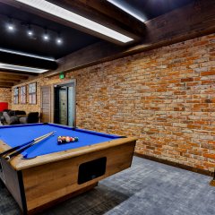Kręgle i bilard w sercu Zawoi: wieczorne spotkania w klubie hotelu Jawor
