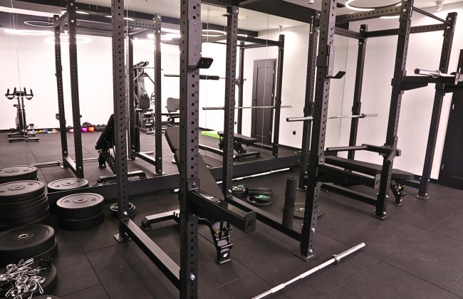 Klatka treningowa z ławkami