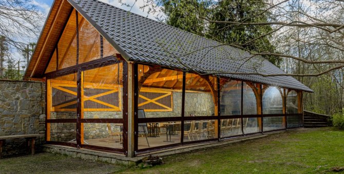Wiata grillowa nad szumiącym potokiem