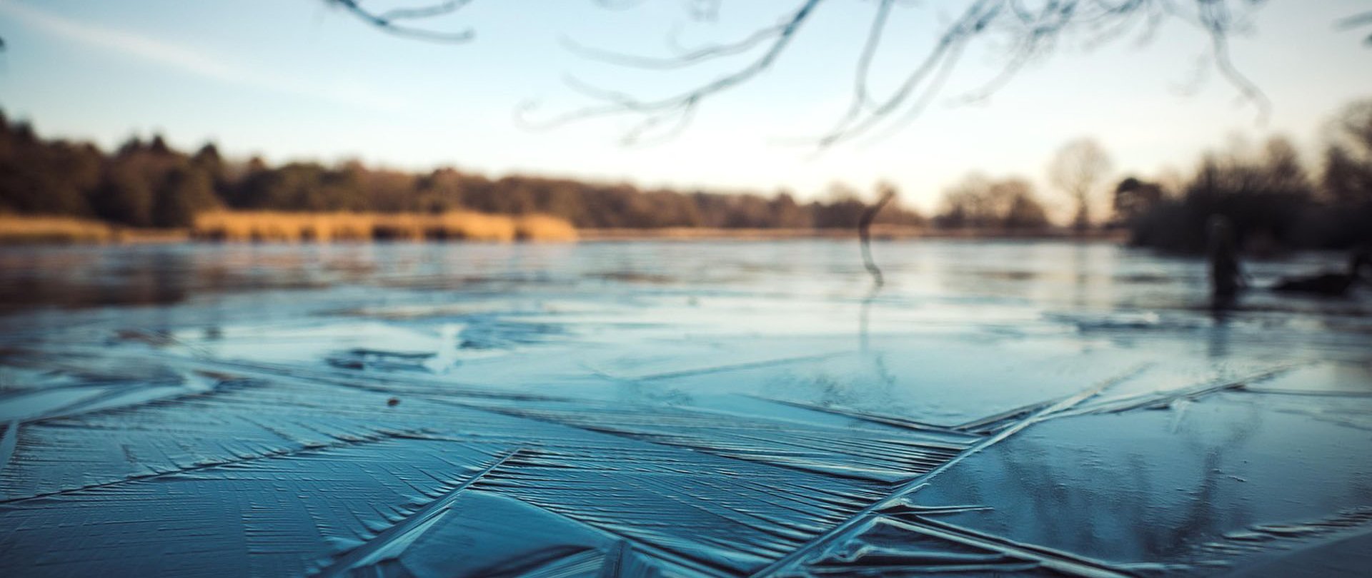 Czy jeziora zamarzają na mazurach? Opowiadamy co się dzieje z wodą