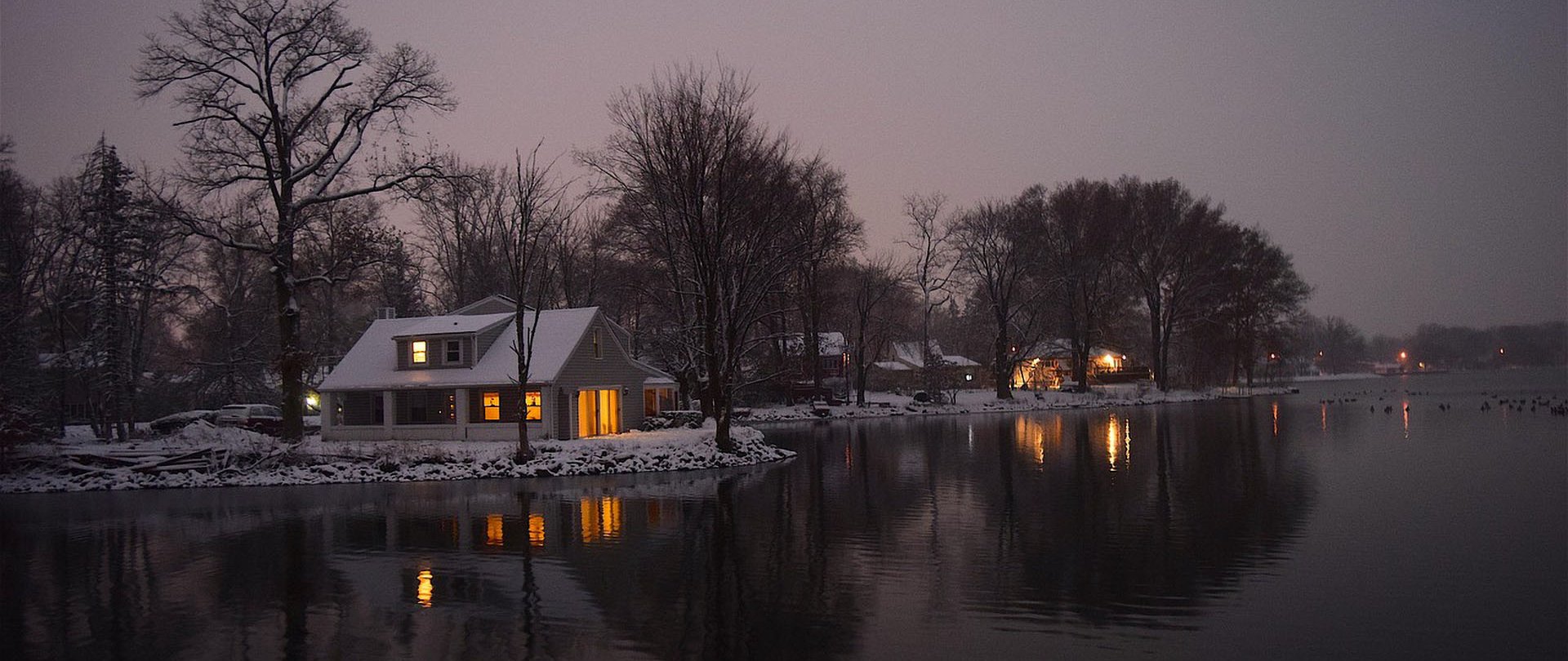 Co wyróżnia domki nad jeziorem zimą?