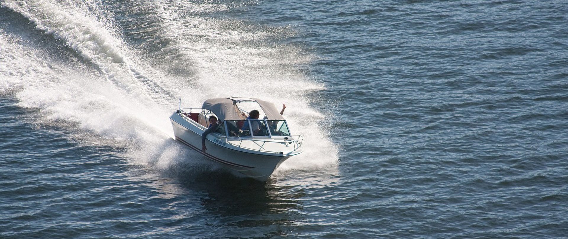 Why is it worth renting a motorboat in Masuria?