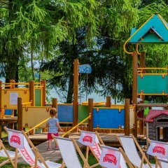 Открытые игровые площадки с горками, батутрм, песочницей