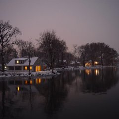 Co wyróżnia domki nad jeziorem zimą?