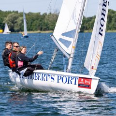 Unter den Segeln des Triumphs: Die Crew des Robert's Port Hotel siegt bei der Regatta auf dem Dziećkowice-Stausee!