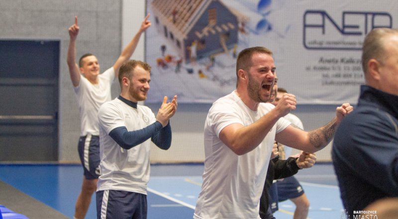 Second place for the Robert's Port Hotel football team