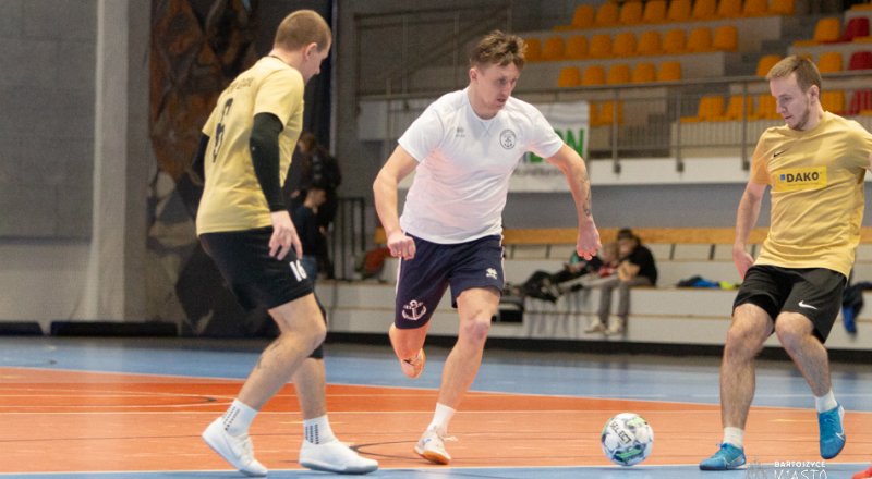 Second place for the Robert's Port Hotel football team