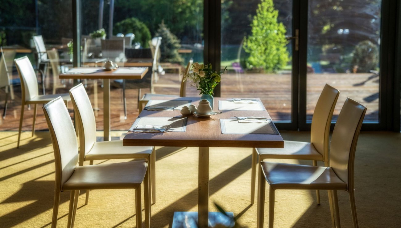 Frühstück mit Blick auf den Garten