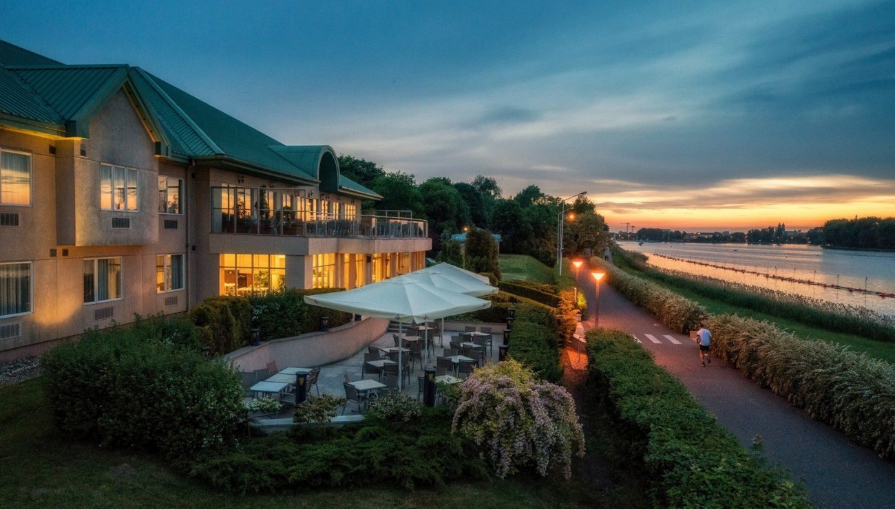 Studniówka z widokiem na jezioro